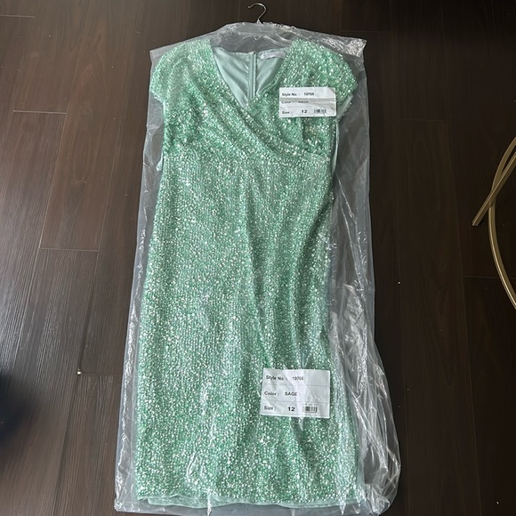 Mac Duggal - sequined short sleeve wrap over cocktail dress (US 12). - Picture 2 of 2